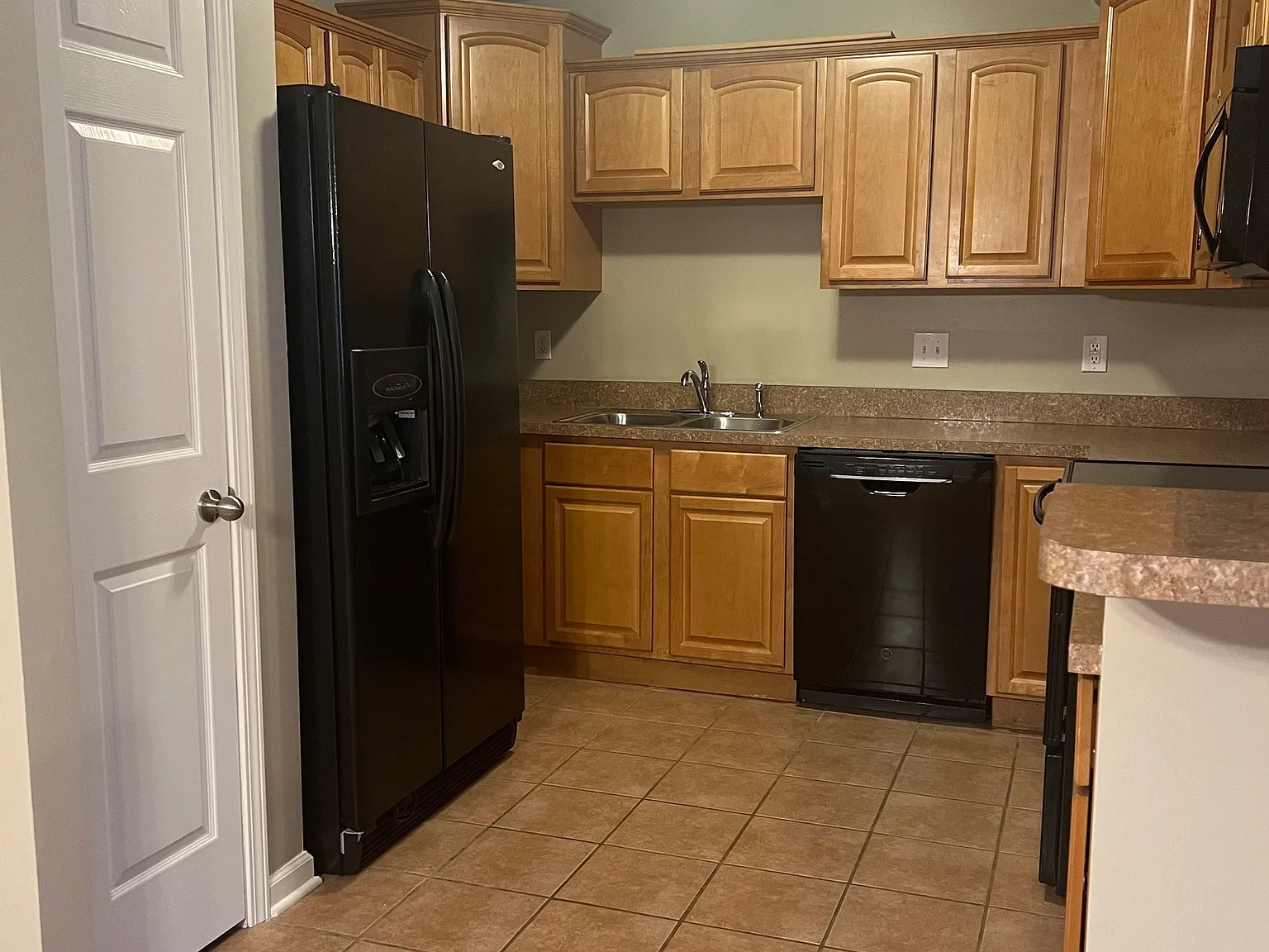 3 bed, 2.5 bath, 1884 sqft, $1,745 — Photo 2