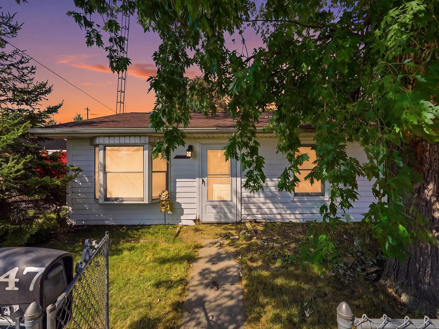 3 bed, 1.0 bath, 925 sqft, $1,245 — Photo 1