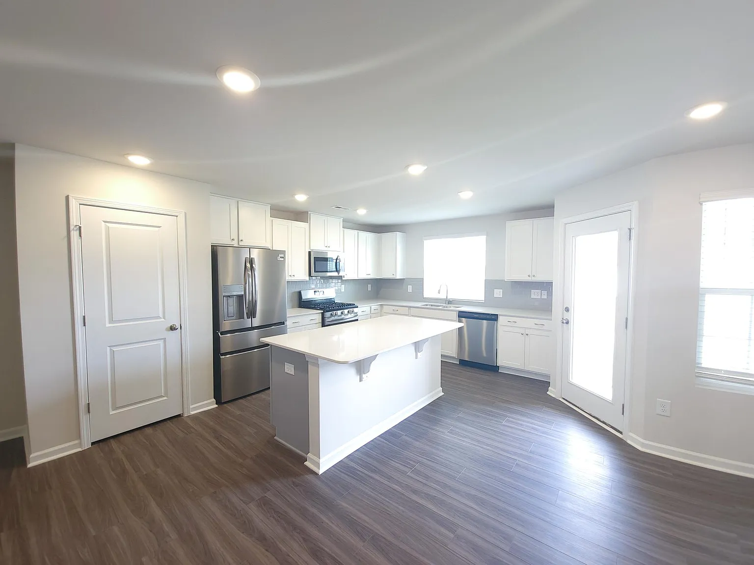 3 bed, 2.5 bath, 1500 sqft, $1,850 — Photo 3