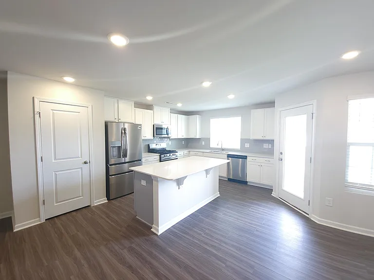 543 Brasstown Ct — Photo 3