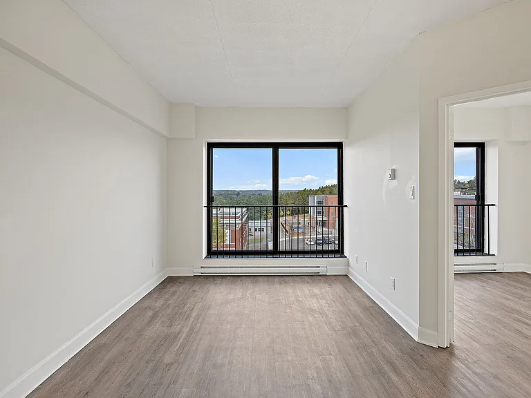 201 Hunter St E — Photo 8