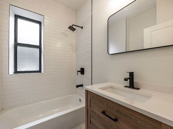 5th image of 2306 N Leavitt St #1F