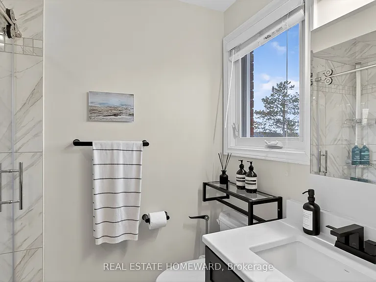 1530 Scollard Cres — Photo 19