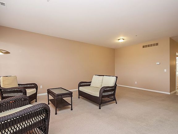 4th image of 296 Beverly Ave #60