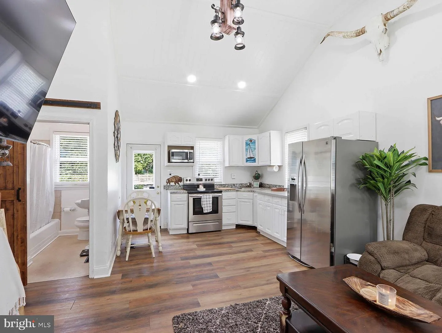 3 bed, 1.0 bath, 1440 sqft, $2,900 — Photo 2