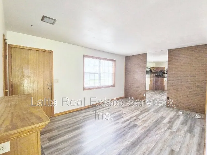 3 bed, 1.0 bath, 912 sqft, $1,475 — Photo 4