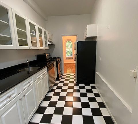 3rd image of 5 E 63rd St APT 1ABC