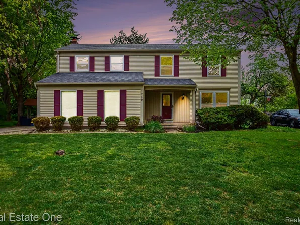 1749 Freemont Dr, Troy, MI 48098
