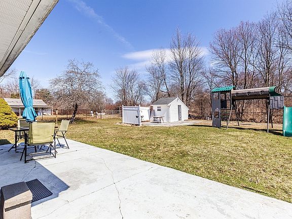 5th image of 277 Southfield Dr