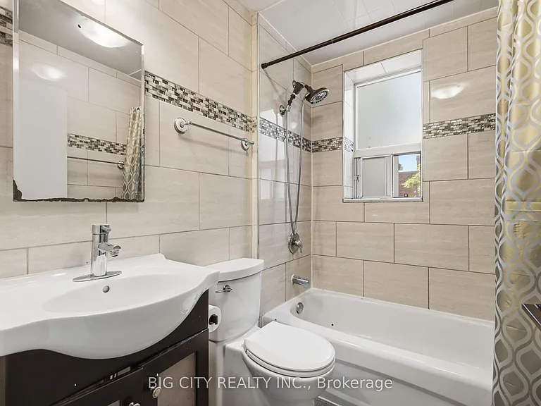 1362 Bathurst St #UPPER — Photo 24
