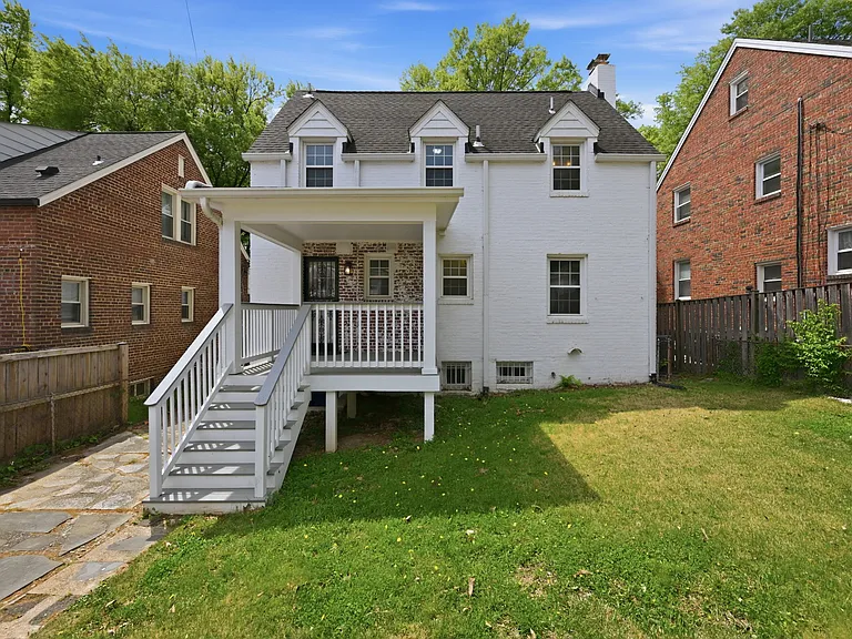 4453 S Dakota Ave NE — Photo 24