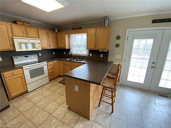 3rd image of 250 Westbridge Pl
