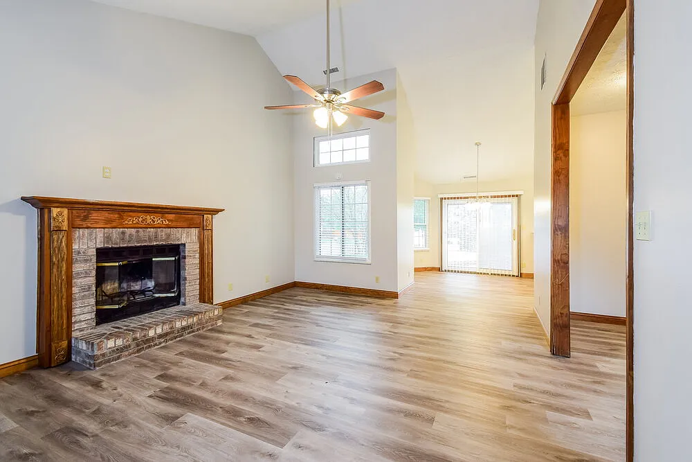 3 bed, 2.0 bath, 1571 sqft, $2,185 — Photo 4