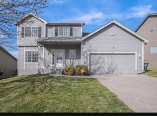 1104 Valleyview Dr, Papillion, NE 68046