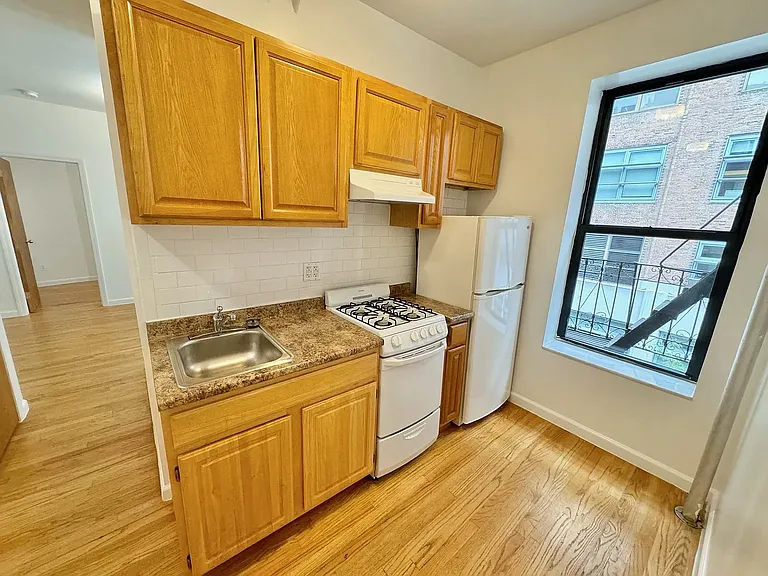 352 W 15th St #402 — Photo 11