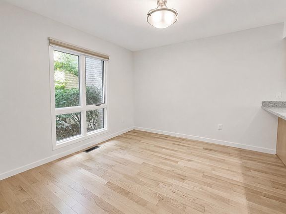 5th image of 1046 Greenhills Dr
