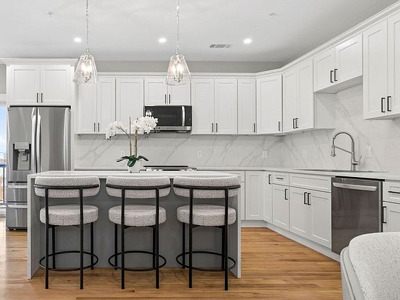 3rd image of 60 Stanley St #203
