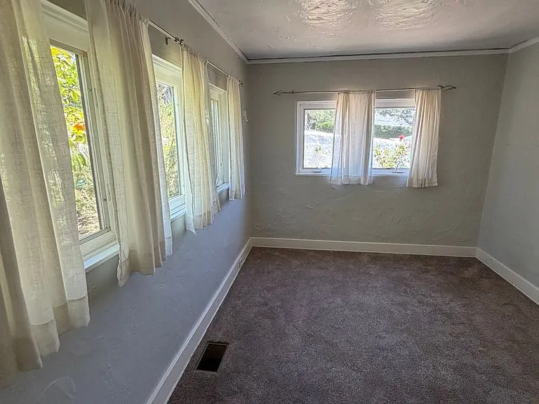 635 E Victoria St — Photo 16