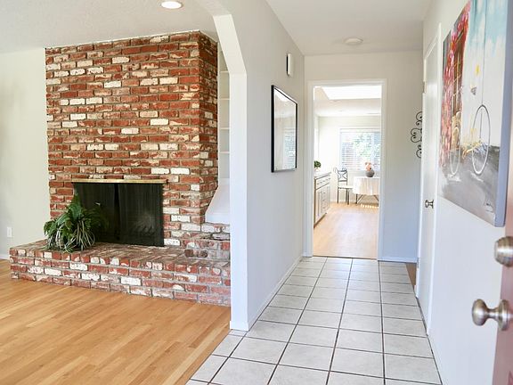 3rd image of 920 W Iowa Ave