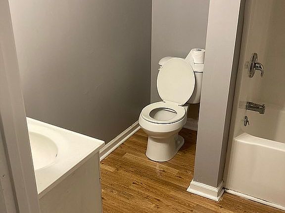 465 Craft St Apt A bath