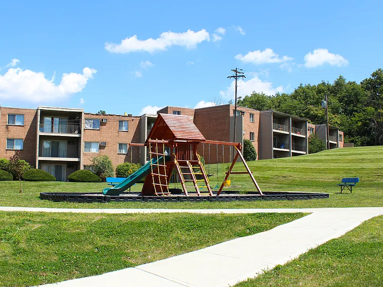 Crown Pointe Apartments — Photo 15