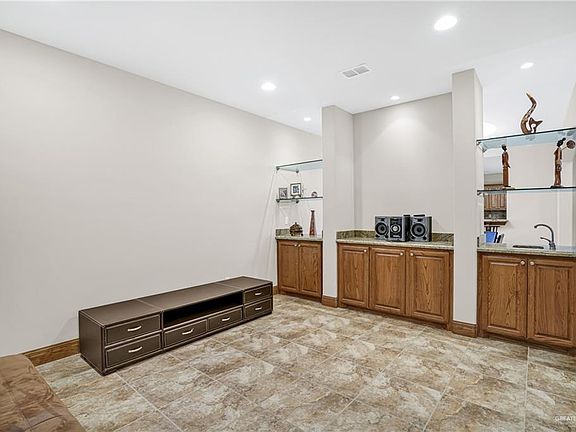 4th image of 513 E Thornhill Ave