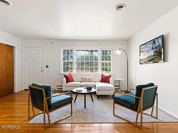 3rd image of 1141 Edgebrook Drive S