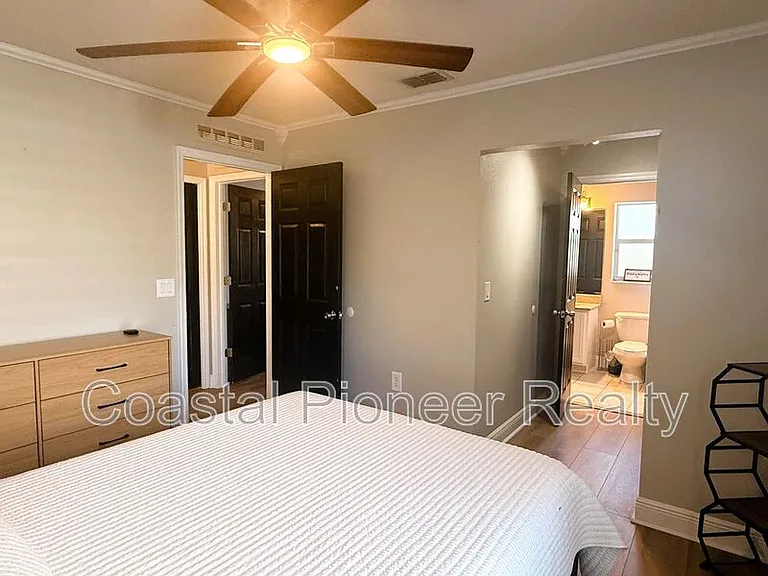 1934 W Spruce St — Photo 16