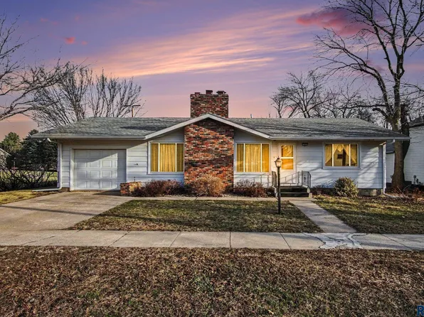 302 E 2nd St, Marion, SD 57043