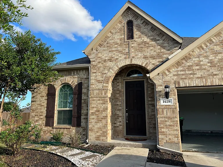 1429 Freesia Dr — Photo 1