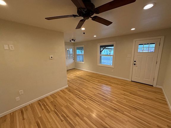 4th image of 1070 16th Ave SW