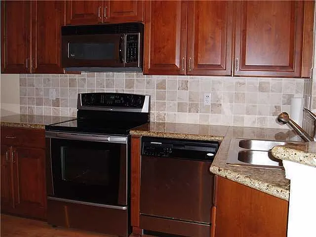 2 bed, 2.5 bath, 1250 sqft, $2,300 — Photo 3
