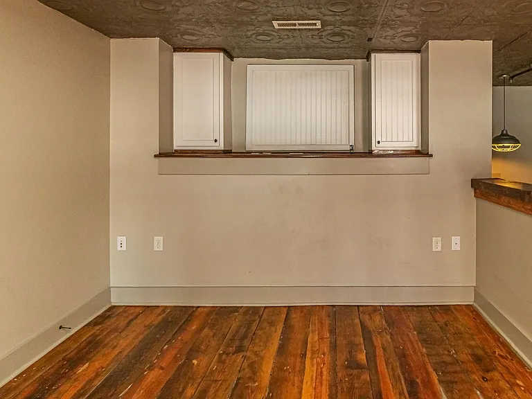 215 Nash St E — Photo 23