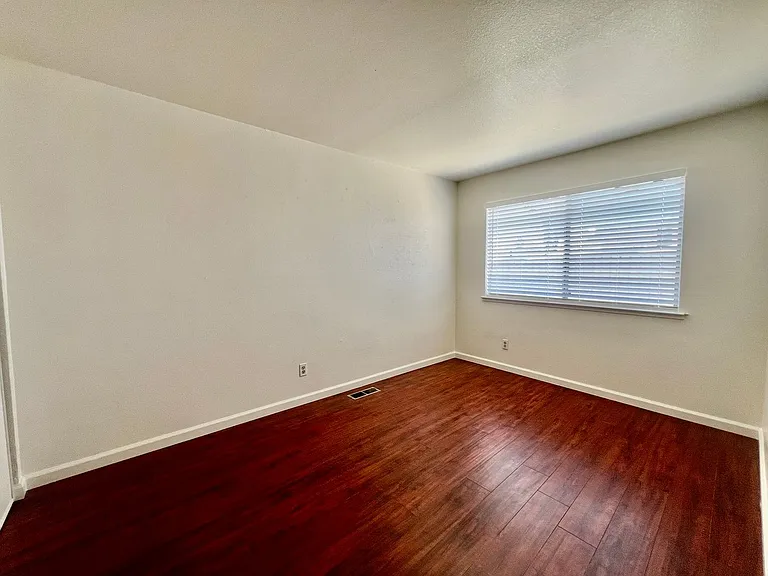 975 Owsley Ave — Photo 11