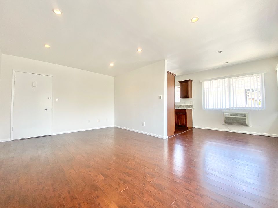 1st image of 825 Westbourne Dr #5