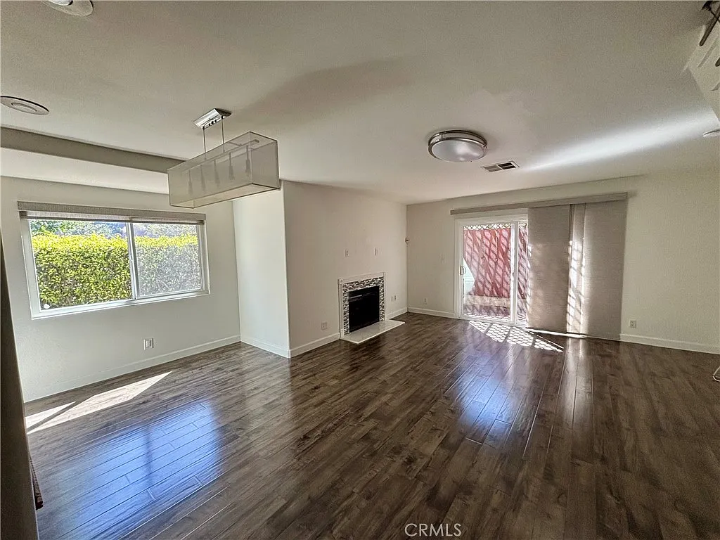 2 bed, 1.5 bath, 1077 sqft, $3,300 — Photo 3