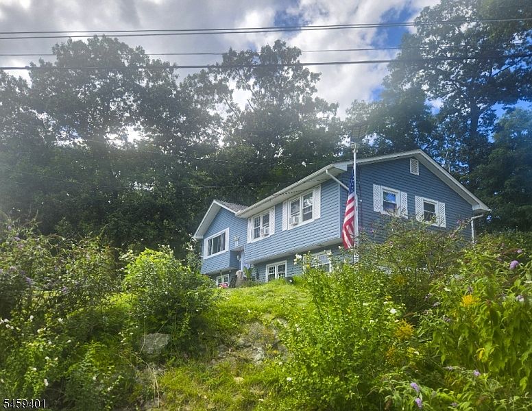 1st image of 15 Conklin Ave