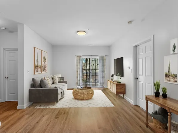 23 Hampshire Rd APT 206, Methuen, MA 01844