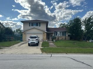 7800 Valley View Ln, Woodridge, IL 60517