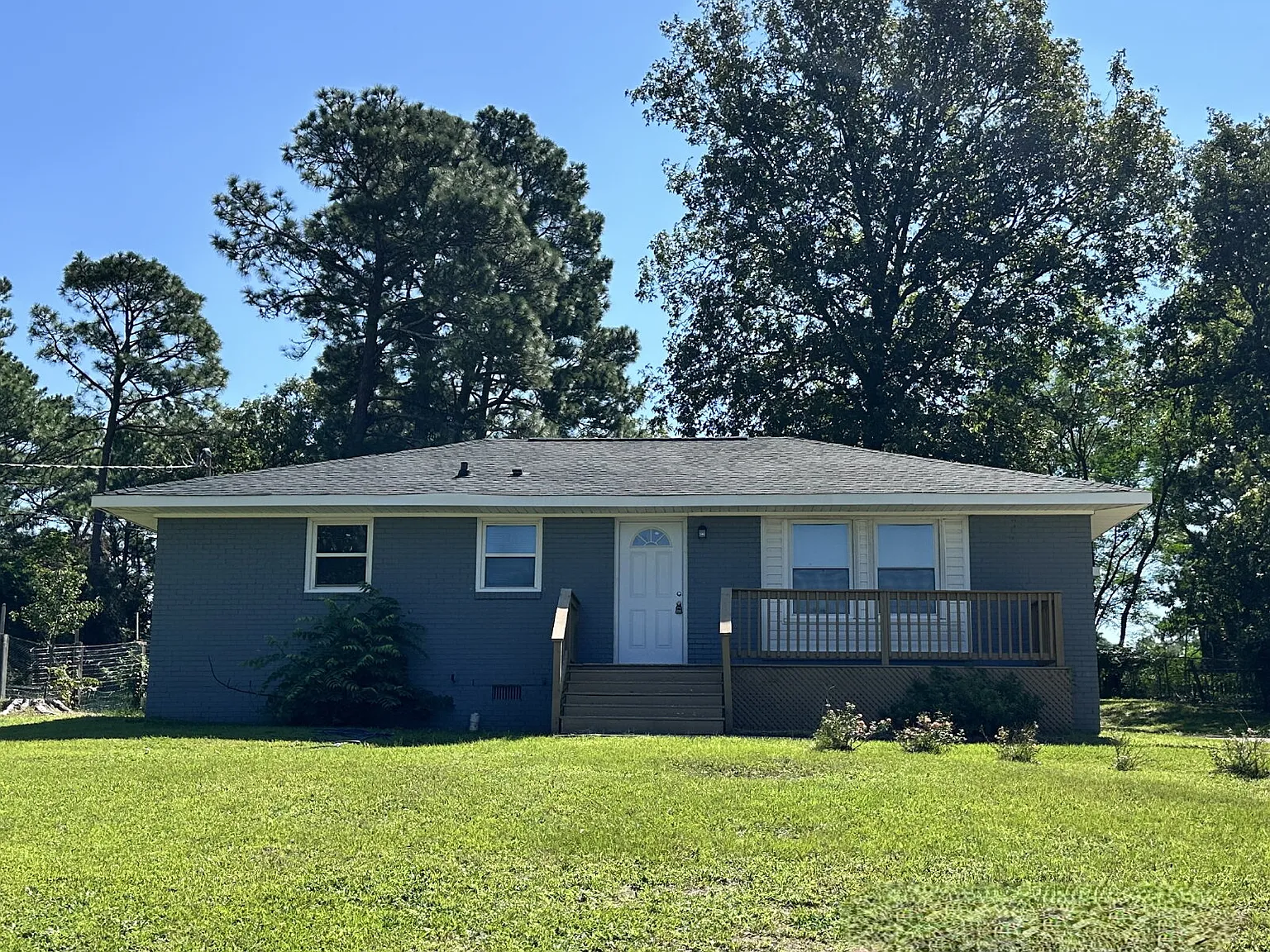 3 bed, 1.0 bath, 1050 sqft, $1,250 — Photo 1