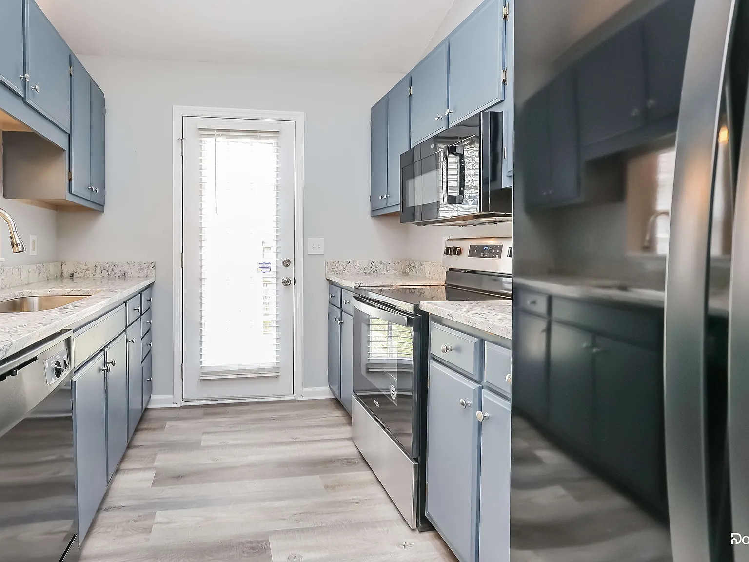 3 bed, 2.0 bath, 1232 sqft, $2,125 — Photo 3