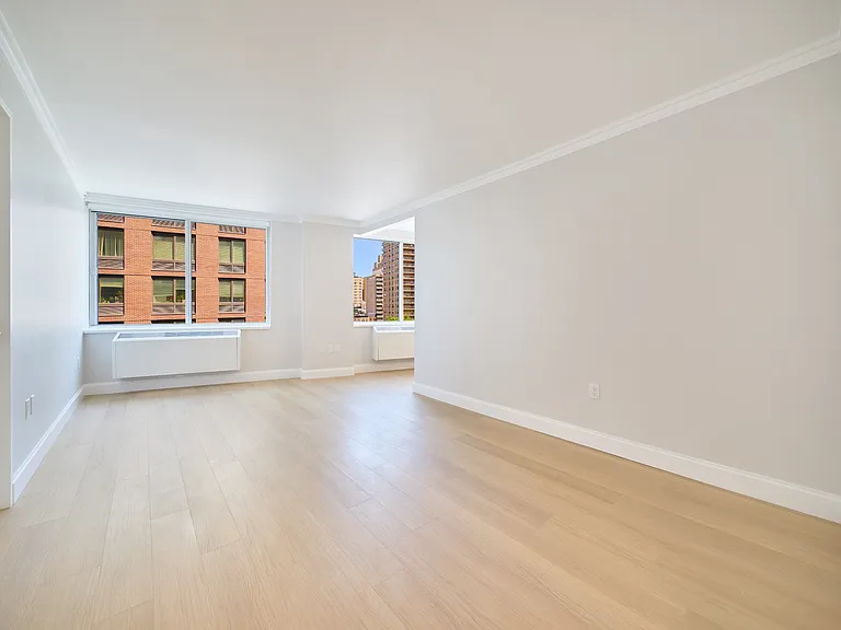 160 Riverside Blvd #8D — Photo 4
