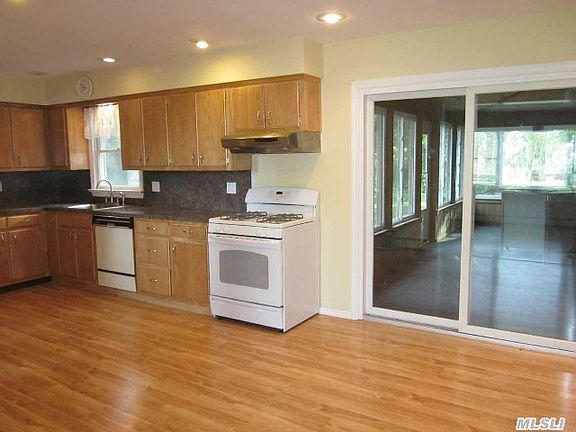 3rd image of 37 Saint Marys Dr