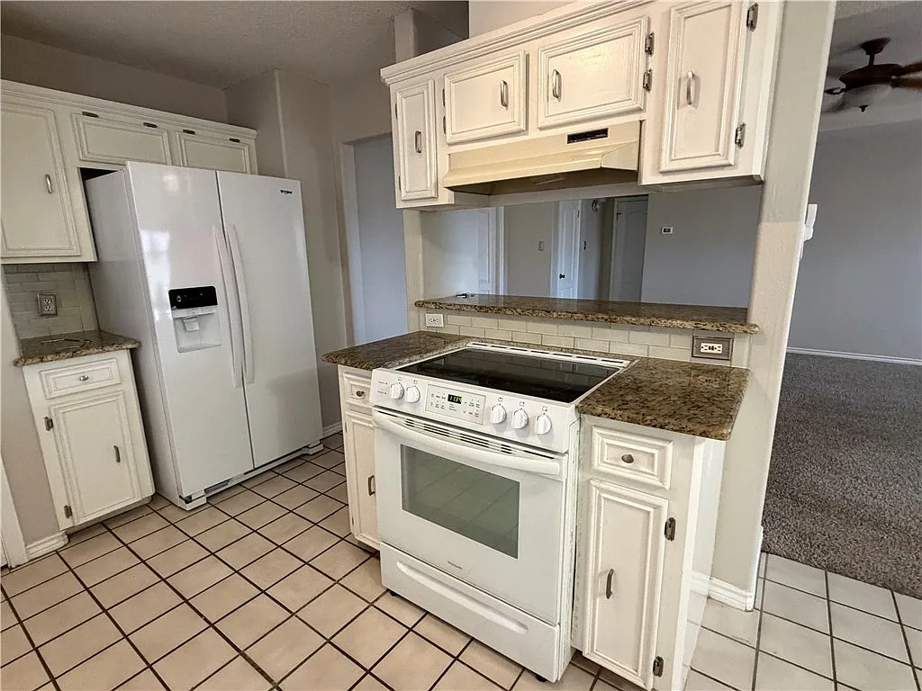 3 bed, 2.0 bath, 1454 sqft, $2,000 — Photo 3