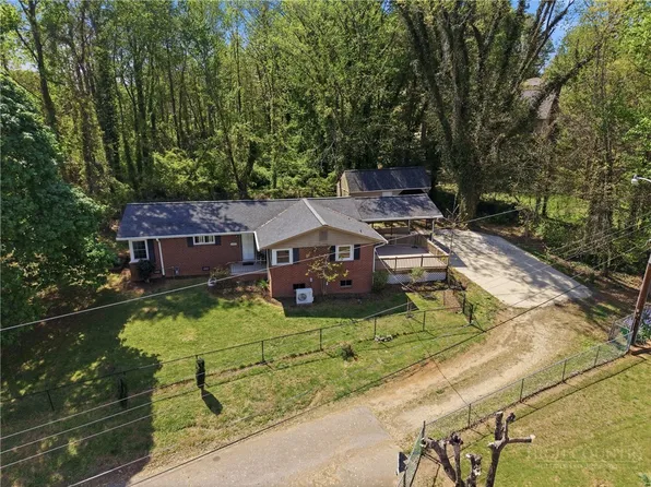 409 NE Walnut Place, Lenoir, NC 28645