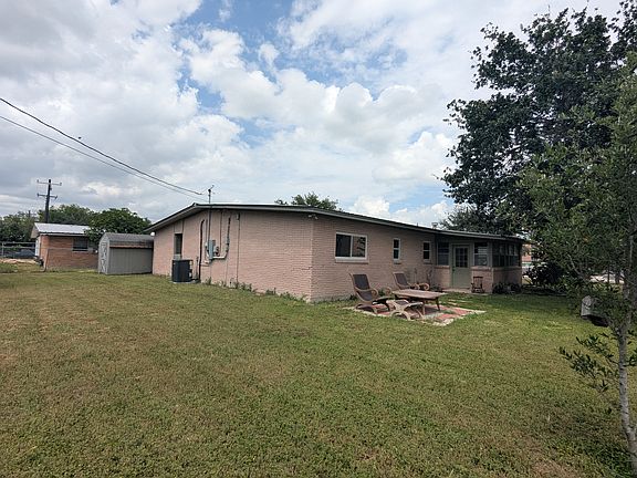 3rd image of 1711 Charles Cir