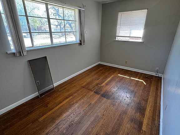 3rd image of 1602 Briarwood St