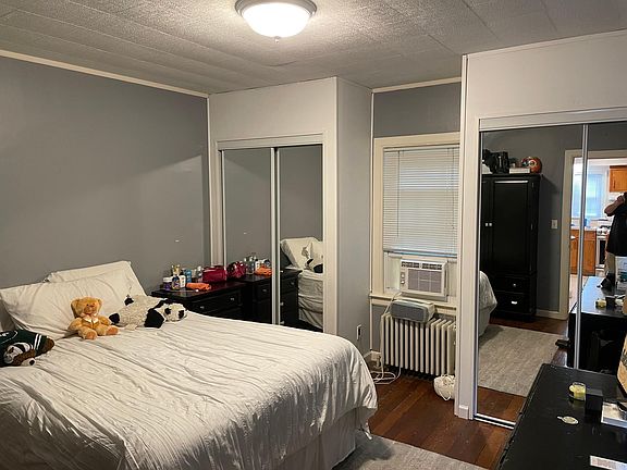 Kingsize Bedroom with 3 closets,