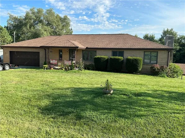 409 Sunset Dr, Smithville, MO 64089
