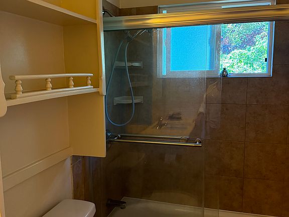 2nd image of 878 Whitehall Ave #878